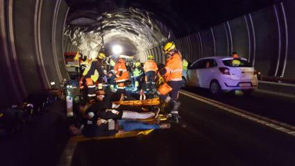 Les unitats d'emergència ahir al túnel.