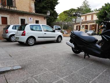 El pati de Ses Escolàpies s'omple de vehicles.