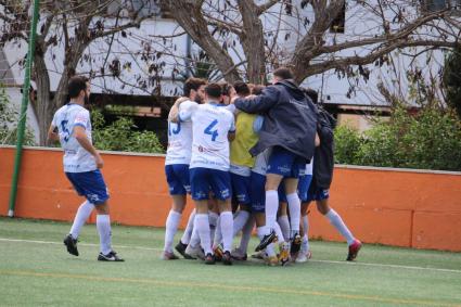 Celebrant el gol aconseguit al camp del Platges.
