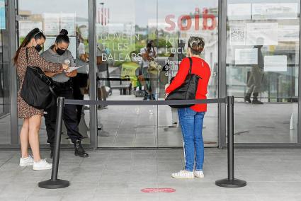 Alguns ciutadans fent cua per entrar a una oficina del Servei d’Ocupació de les Illes Balears.