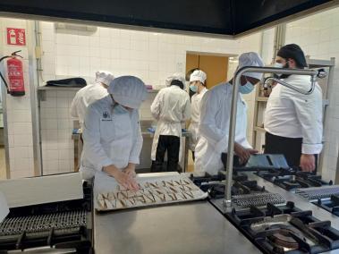 Els alumnes de cuina de l’IES elaboren productes nadalencs.