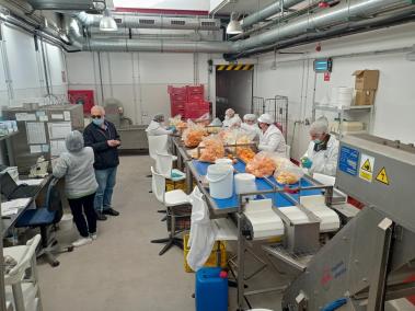 Els usuaris elaboren la confitura al nou local situat al camí de cas Jurat.