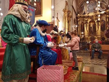 Els infants entreguen les cartes als Patges del Reis d'Orient