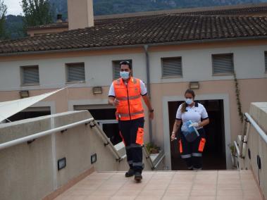107 CASOS DE COVID 19 EN LA RESIDENCIA BELL ENTORN. IMAGEN DE UNA AMBULANCIA EN EL CENTRO.