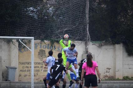 Els jugadors del Sóller no pogueren superar al porter inquer.