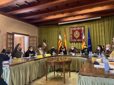 L’oposició i el soci de govern Sebastià Aguiló, alçaren la mà a favor de revisar la llicència d’obres.