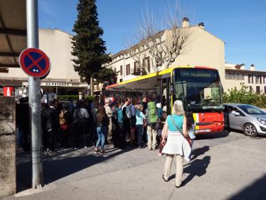 L’aturada de bus del carrer de cetre reuneix grans quantitats de persones a l’estiu.