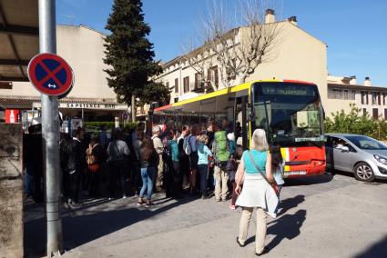 L’aturada de bus del carrer de cetre reuneix grans quantitats de persones a l’estiu.