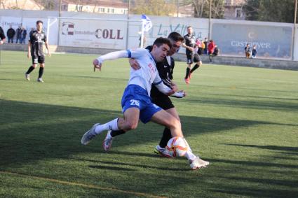 Una acció del partit, el Santanyí es mostrà segur i no deixà al Sóller crear en atac.