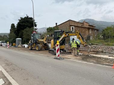 Els operaris han fet feina aquesta setmana per instal·lar la nova marquesina.