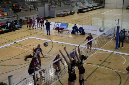 Una acció de l’intens partit front el Barça.