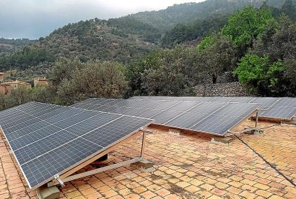Fornalutx ha instal·lat plaques solars damunt el depòsit d’aigua del camí del Mas.