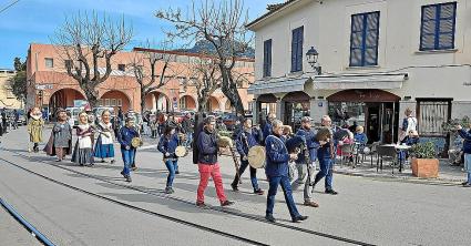 Els xeremiers actuaren amb motiu del dia de la Illes Balears al centre de Sóller.