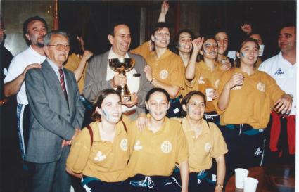 Celebració del títol de campiones de Balears i l’ascens a 1ªB l’any 1998 del Joventut Mariana sènior.