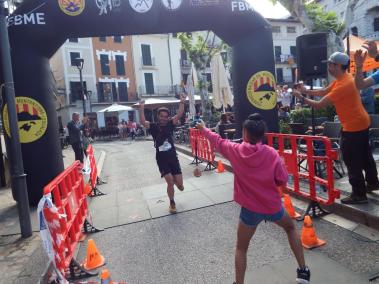 Joan Navarro creuant la línia d'arribada.