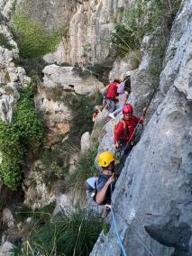 Els bombers asseguraren a les turistes amb cordes.