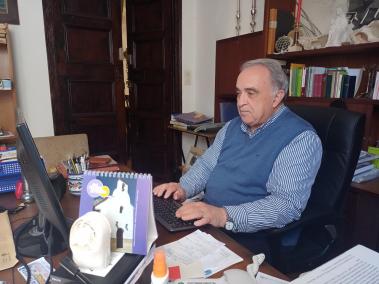 Miquel Mulet celebra l’eucaristia dels diumenges davant la pantalla, convertint-la en multimèdia.