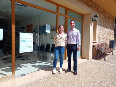 Catalina Morell i Llorenç Galmés davant la unitat bàsica de Fornalutx.