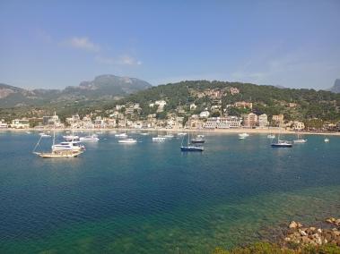 Cada estiu uns 100 vaixells fondegen al Port.