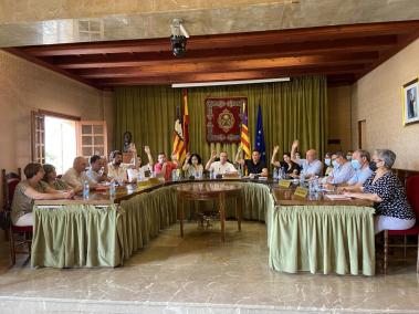Moment en el qual tots els regidors de l’equip de govern (PP-Aguiló-Pi) votaren a favor dels nous pressuposts municipals.