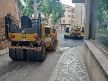 Dimecres els operaris acabaven les tasques d’asfaltat a la plaça Antoni Maura.