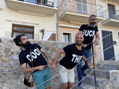 Els tres participants s’han fet camisetes amb el nom del grup amb què participen al programa.