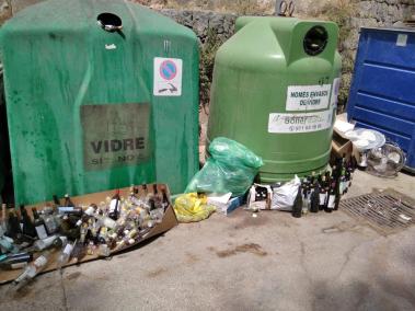 La recollida selectiva es veu desbordada en ple estiu