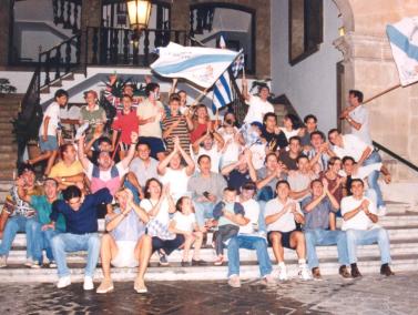 Gran celebració davant nombrós públic que es concentrà per felicitar els jugadors.