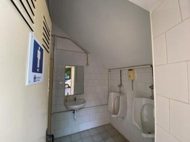 Queden oberts els dos nous banys públic situats al mercat municipal