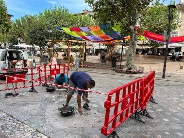 L'Ajuntament repara el paviment de la Plaça