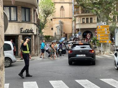 La Policia Local hagué de gestionar el trànsit durant més d’una hora.