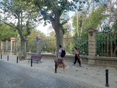 Només una part de la reixa modernista de Can Canals està protegida.