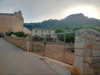 Els terrenys estan situats al costat del col·legi Sagrats Cors.