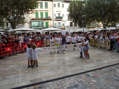 Moment de l'arribada a Plaça amb els jugadors del Mariana. Tòfol ha rebaixat 6 hores el temps de fer la doble Serra de Tramuntana.