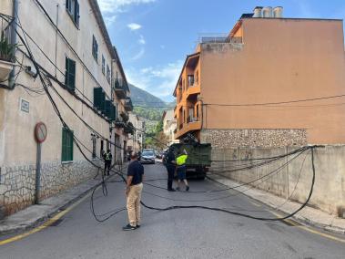 Un camió arrabassa per accident part del cablejat del carrer de Pare Catany