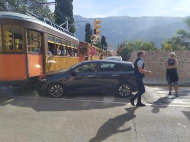 Un cotxe xoca amb el tramvia a l'alçada del pas de la Calatrava