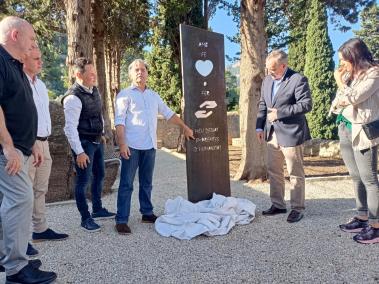 Salvador Martínez mostra la seva obra.