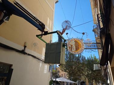 L'Ajuntament instal·la els llums de Nadal