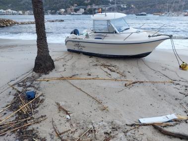 Una de les embarcacions damunt l'arena del Port.