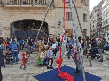 Els infants han gaudit avui al matí del Taller Circ en família.