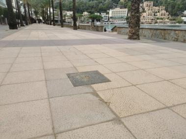 Imatge del mal estat en què es troben les rajoles del passeig de Can Repic.