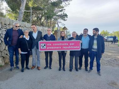 Les autoritats amb M. Eugènia Jaume i Gabriel Oliver al centre.