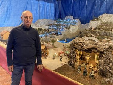 Joan Far posa per aquest reportatge davant el betlem gegant que ha creat al garatge de casa seva.