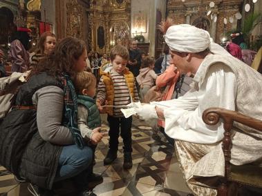 Els infants entreguen la carta al patge.