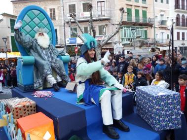 Una allau d’infants reben els Reis d’Orient amb il·lusió