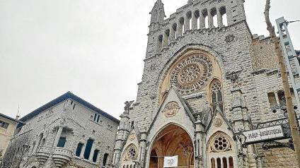 El banc i la Parròquia són dos dels edificis més emblemàtics d’aquest estil.