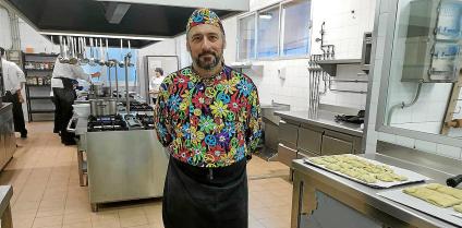 Juan Antonio Fernández a la cuina de l’Institut, amb alguns dels seus alumnes.