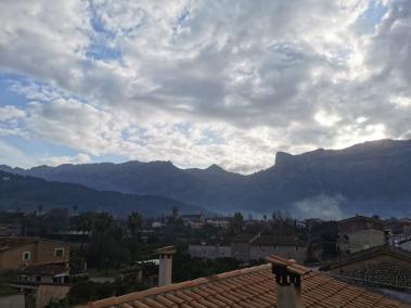 De moment està prohibit col·locar panells solars damunt la coberta inclinada.
