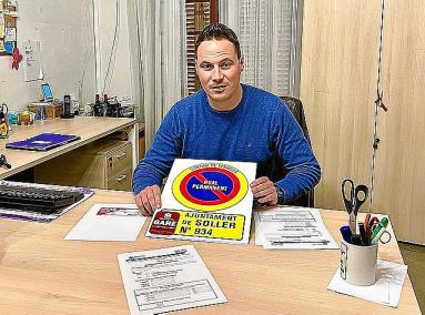 El regidor de Governació, Carlos Darder, amb el gual.