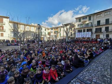 Els infants dels centres escolars s'han mostrat molt implicats durant l'acte.